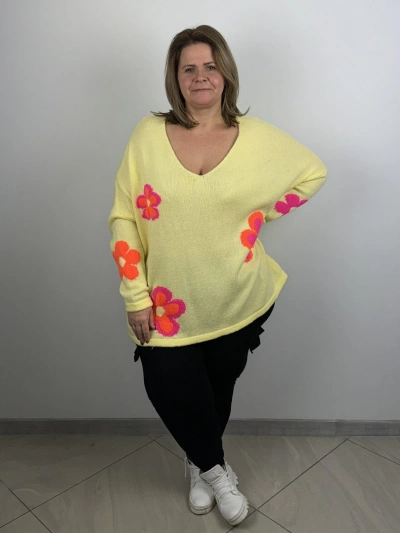 Sweter jednokolorowy gładki oversize - kolorowe duże kwiatki