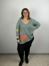 Sweter jednokolorowy - plaster miodu - kolorowe duże kwiaty - 145 - czarny