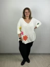 Sweter jednokolorowy - plaster miodu - kolorowe duże kwiaty - 145 - czarny