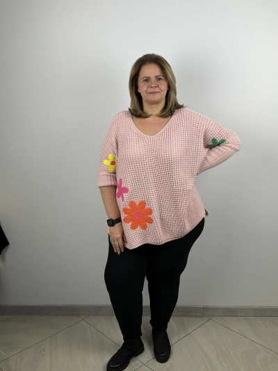 Sweter jednokolorowy - plaster miodu - kolorowe duże kwiaty